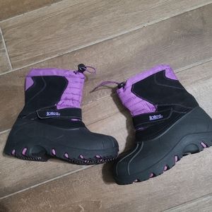 Kids snow boots Size 3 .